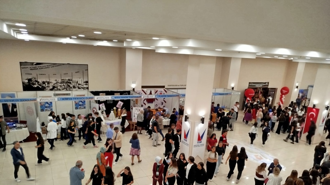 15.05.2025 tarihinde üst öğrenim kurumlarını tanıtma çalışmaları kapsamında, 7. ve 8. Sınıftan 120 öğrencimizle Yenimahalle Mesleki Tanıtım Fuarına ziyaret gerçekleştirdik.